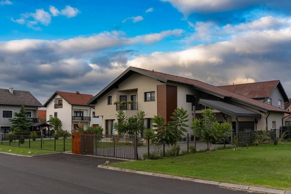 Le Marché du Luxe Immobilier Confronté aux Défis Économiques : Analyse et Perspectives