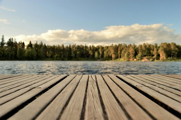 Lames de terrasse en polyéthylène recyclé et fibre de bois : durabilité et esthétique naturelle